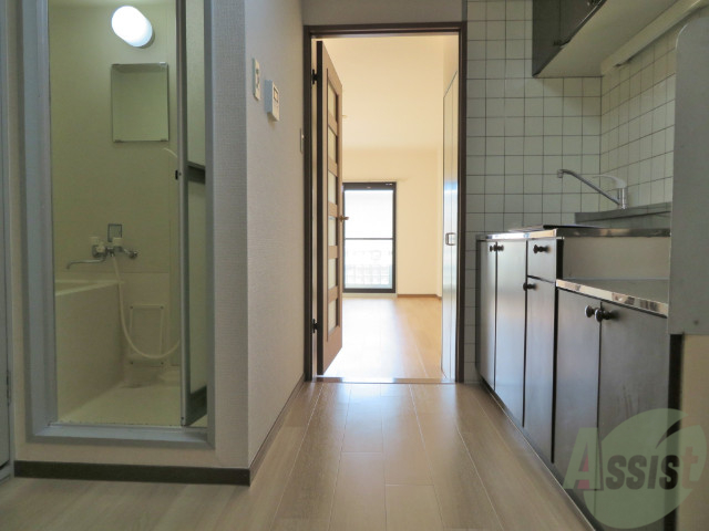 玄関　玄関からの目線です。光が差し込む素敵なお部屋ですよ。