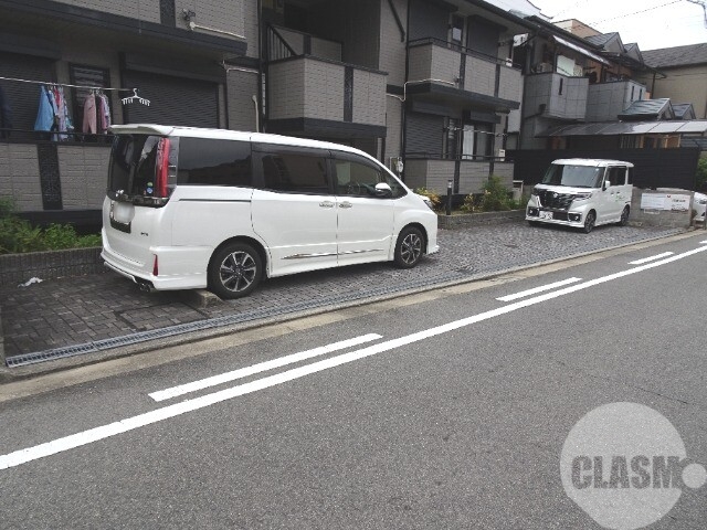 【堺市堺区出島町のアパートの駐車場】