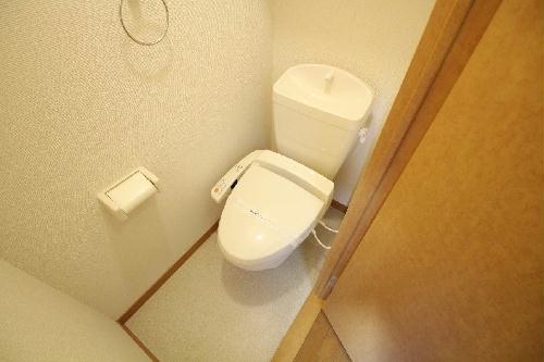 トイレ　温水洗浄便座付きのトイレです♪
