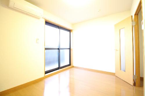 居室・リビング　エアコン完備のシンプルなお部屋です♪