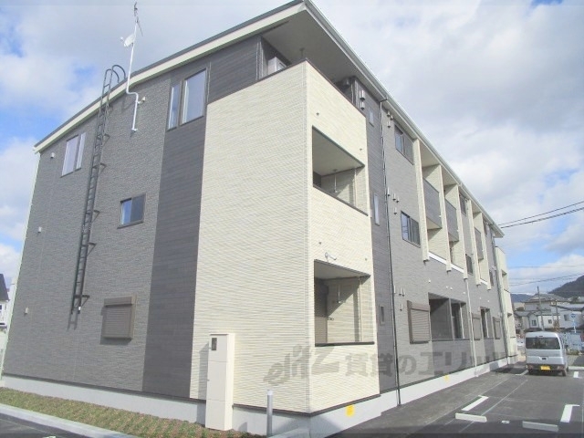 【亀岡市篠町広田のアパートの建物外観】