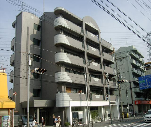 大阪市平野区長吉出戸のマンションの建物外観