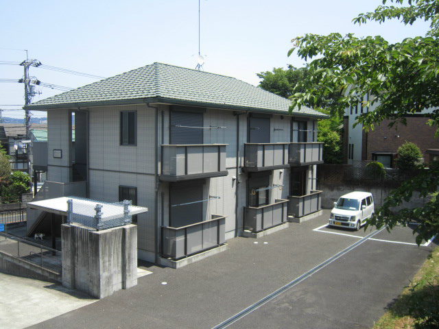 【小田原市穴部のアパートの建物外観】