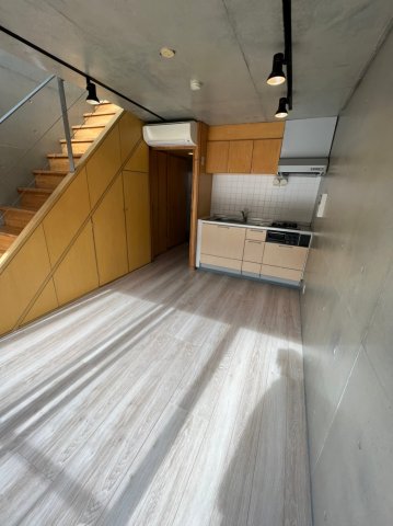 その他設備　コンクリート打ち放しの内装がオシャレ