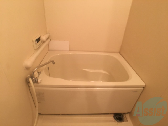 バス・シャワールーム　白くきれいな浴室です、トイレ別、脱衣所ありで使いやすい