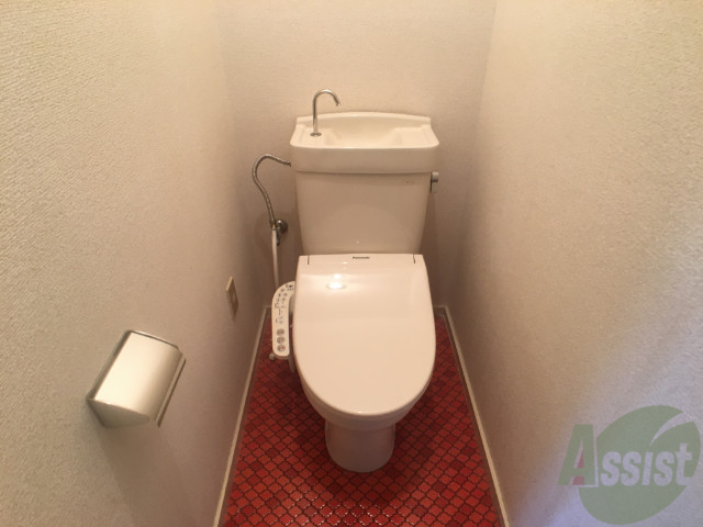 トイレ　温水洗浄機能付きのトイレです。きれいで落ち着ける空間。