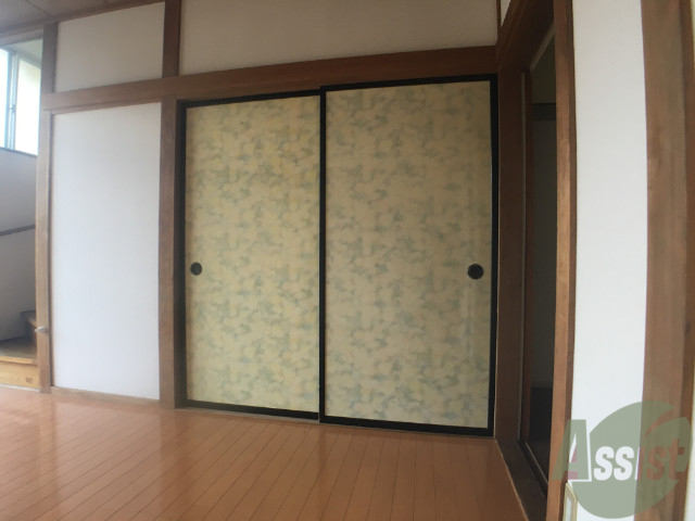 収納　リビングにございます収納になります。程よく便利なサイズ