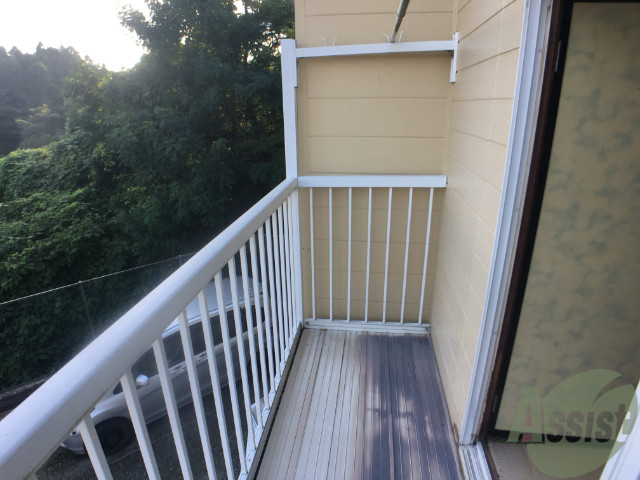 バルコニー　二階のバルコニーは和室に繋がり陽の光がよく当たります