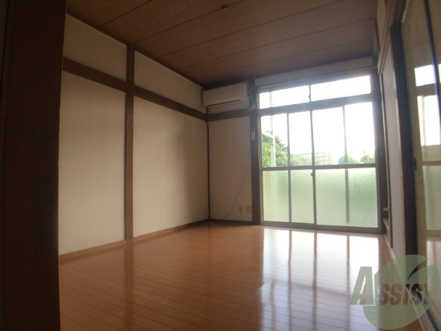 居室・リビング　６帖のリビングは収納と窓があり、陽の光が気持ちよく差します