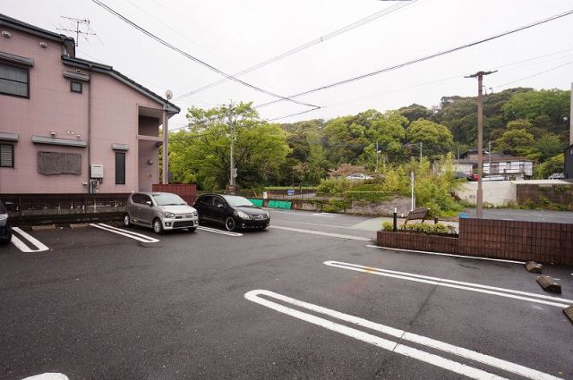 【北九州市八幡西区山寺町のアパートの駐車場】