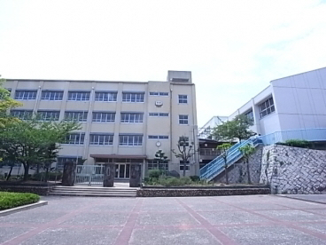 【神戸市須磨区高倉町のマンションの中学校】