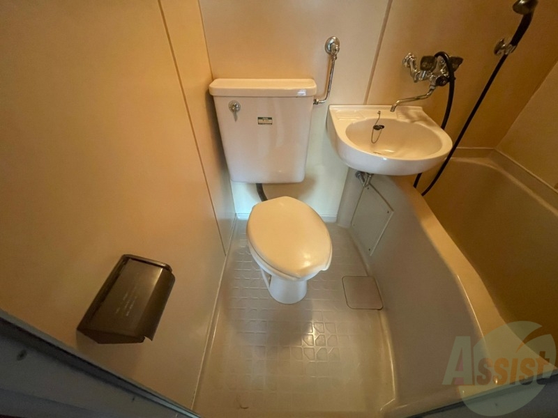 トイレ　ユニットバス内のトイレです。一人暮らしなら十分ですね。