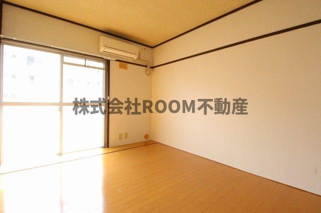 居室・リビング　こちらの居間で趣味の時間をお楽しみください