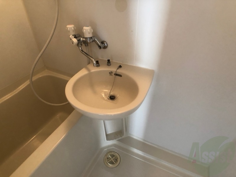 洗面設備　ユニットバス内の洗面台です。朝の身支度もスムーズです。