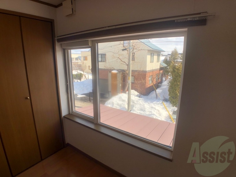 バルコニー　窓が大きいので風の通りが良さそうですね！！