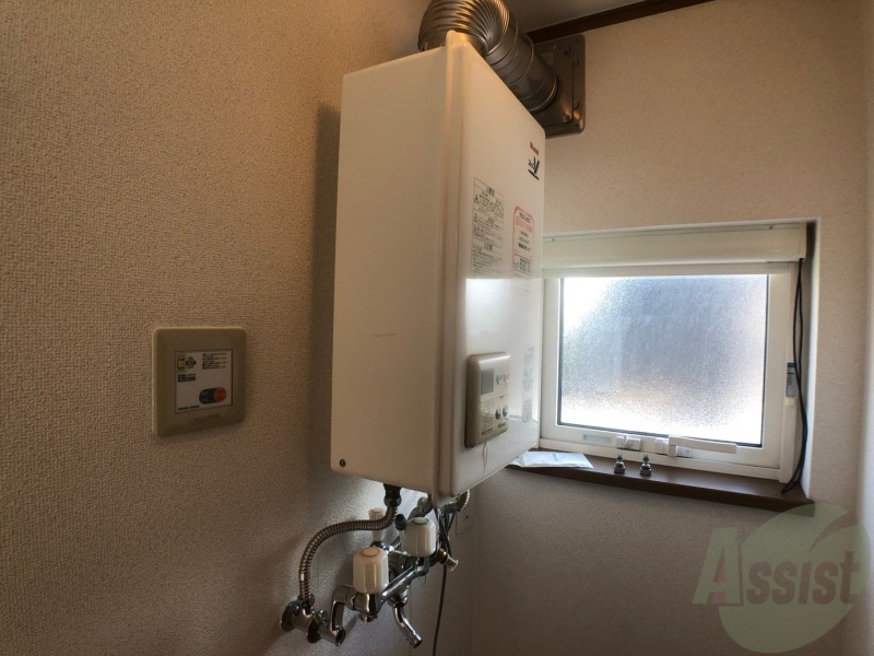 その他設備　給湯器は簡単操作で温度調整ができますよ。