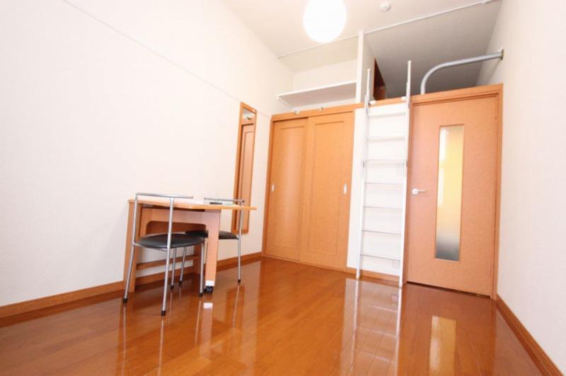 居室・リビング　備品や設備仕様は号室等により異なります現地をご確認下さい。