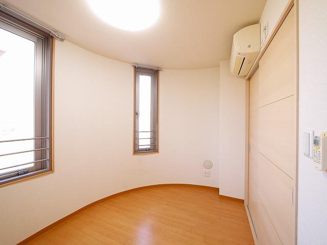 その他部屋・スペース　流線型の壁がおしゃれな洋室です