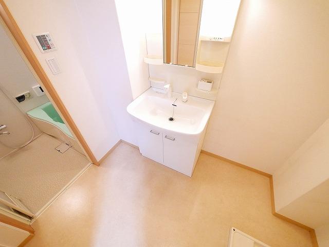 洗面設備　洗髪洗面化粧台で便利です