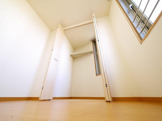 収納　湿気のこもりがちな収納にも窓があり換気ができます