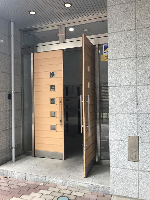 エントランス　すっきりとしたデザインのエントランス