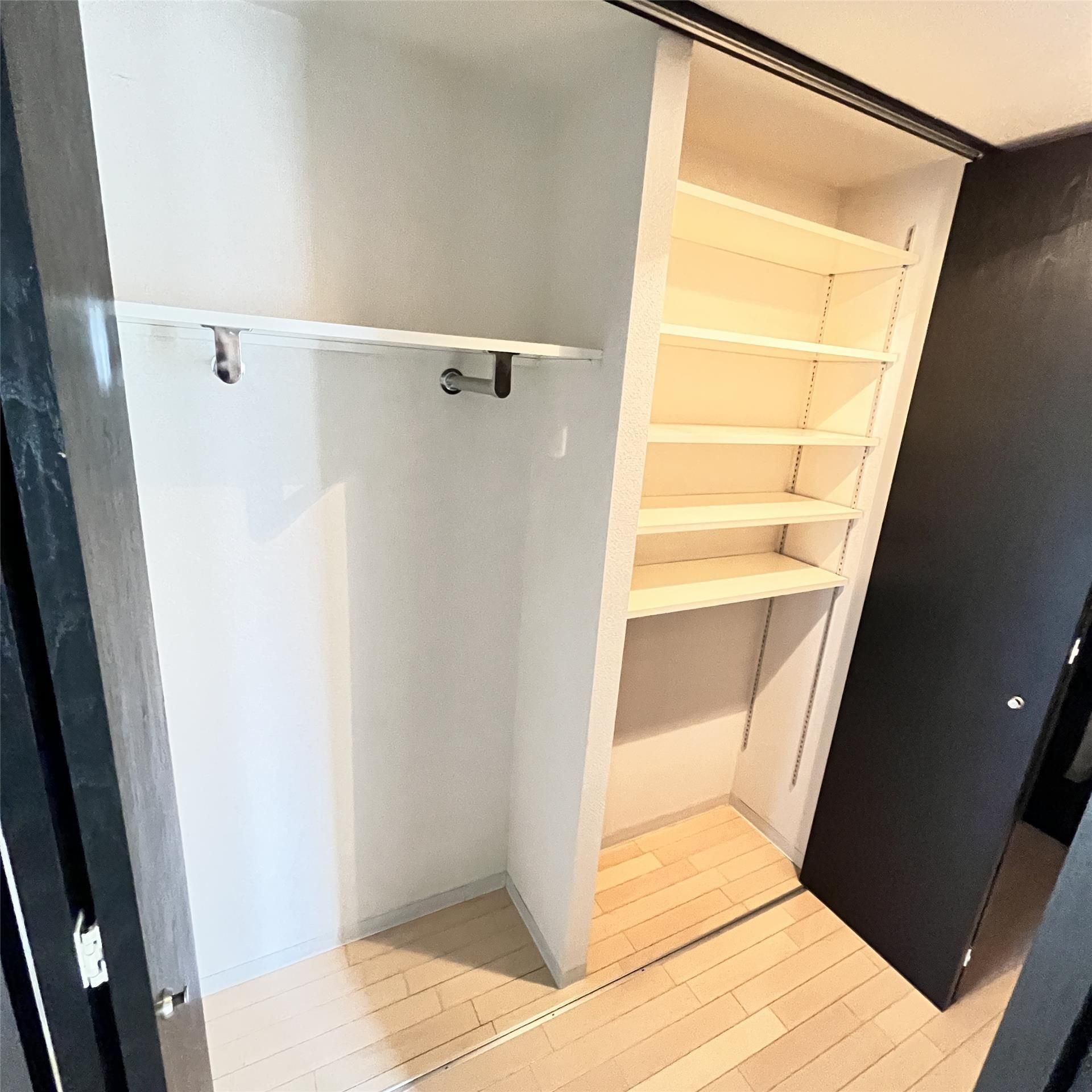 収納　玄関廊下には大容量の収納がございます。