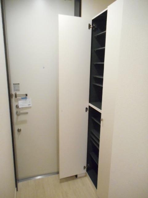 玄関　玄関前に下駄箱完備