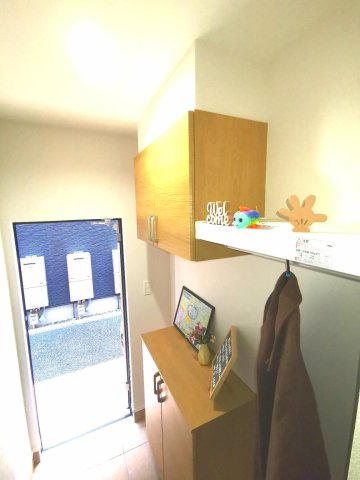 玄関　スポーツ用品もしまえる広めのシューズクローク♪コート掛けも♪