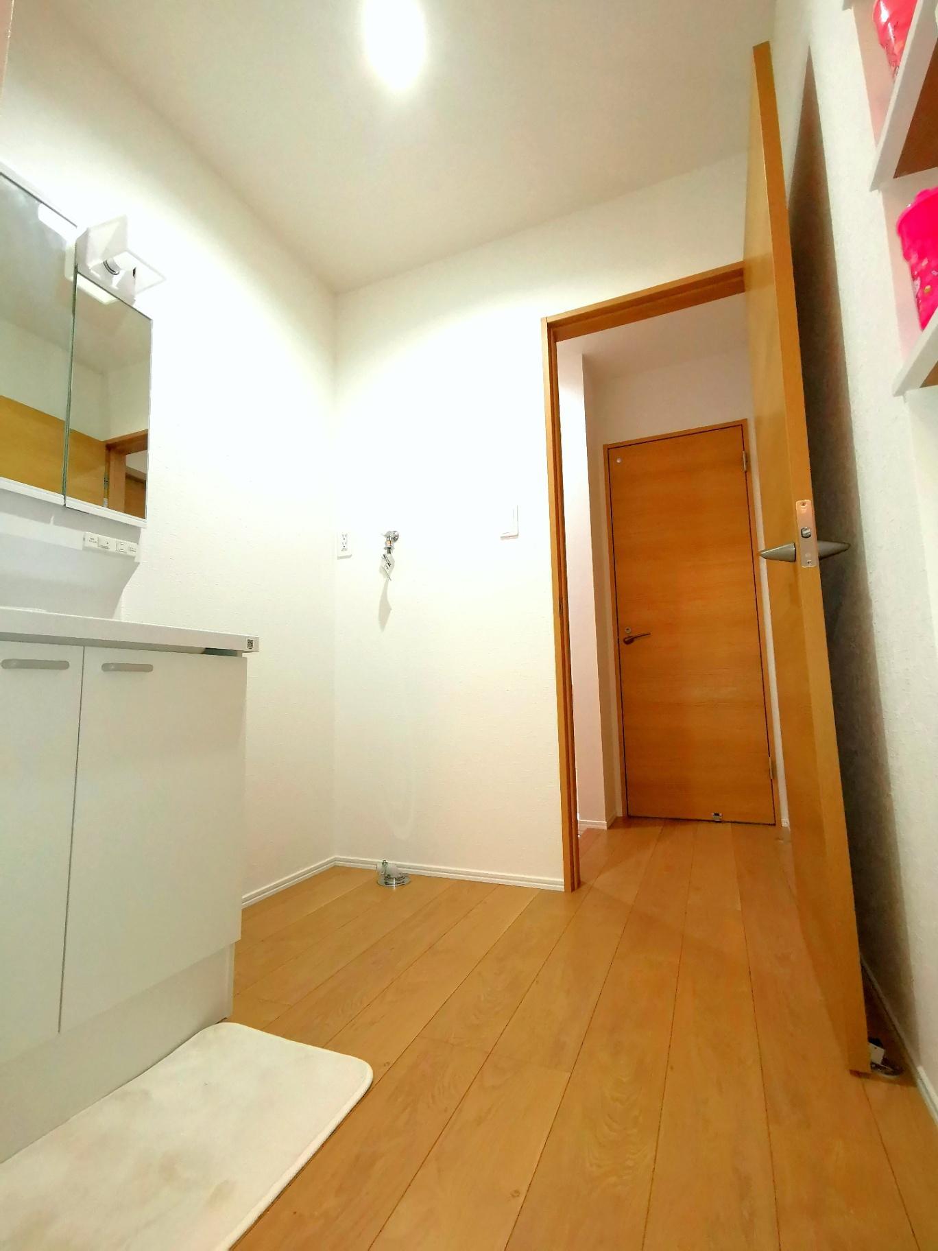 洗面設備　広めの洗面脱衣所♪洗濯機置場やニッチ収納スペースあり♪