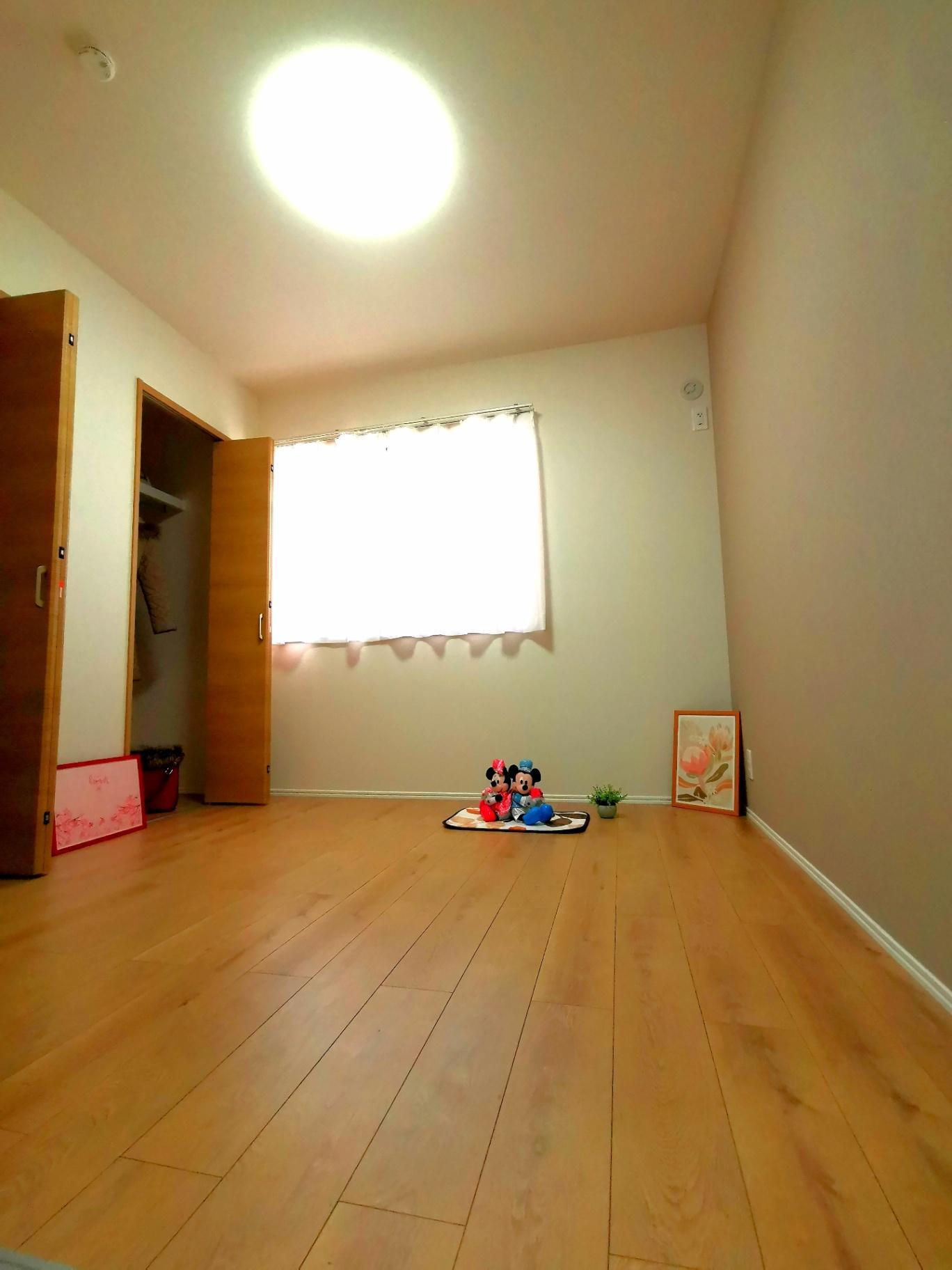 その他　北側の洋間。夫婦でそれぞれに衣類を管理できるダブルWIC♪