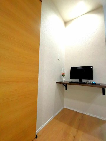 その他部屋・スペース　趣味や作業に集中できるデスクコーナー（照明および電源付き）