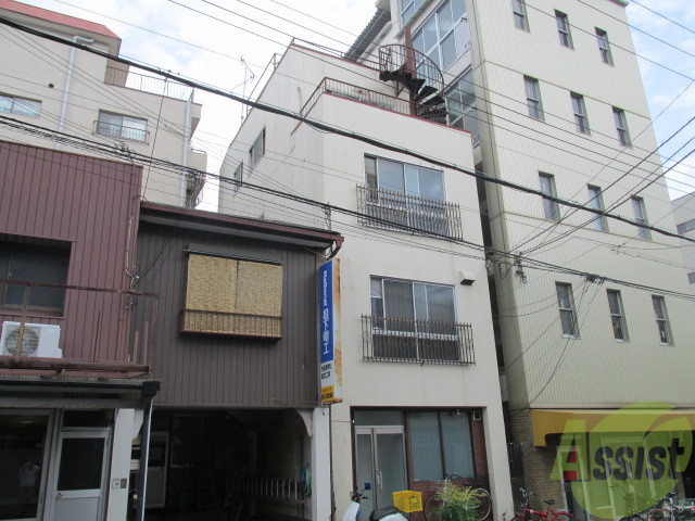 建物外観　年期の入った外観。