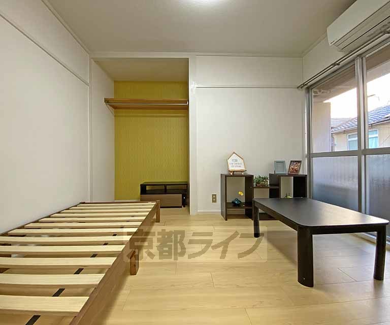 居室・リビング　千本北大路の交差近くで佛教大学まで徒歩で通えます。（モ...