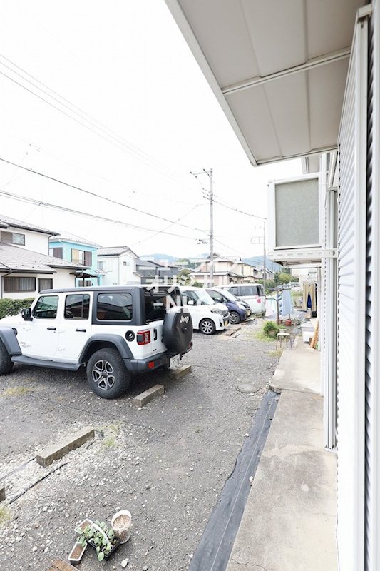 バルコニー　前面は駐車場なので開放的で津風良好☆洗濯物もよく乾きます☆