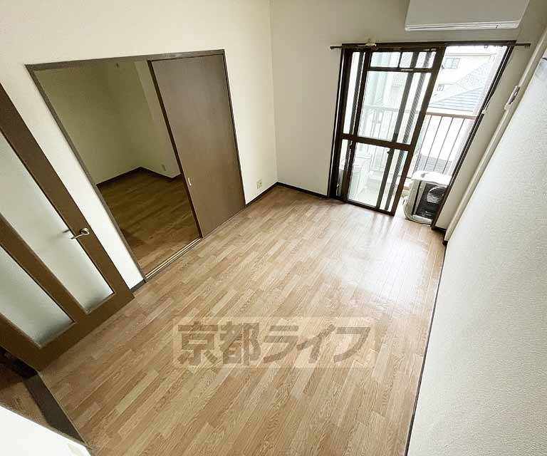 居室・リビング　落ち着いた雰囲気のお部屋です