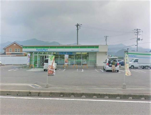 コンビニ　ファミリーマート（コンビニ）まで555m