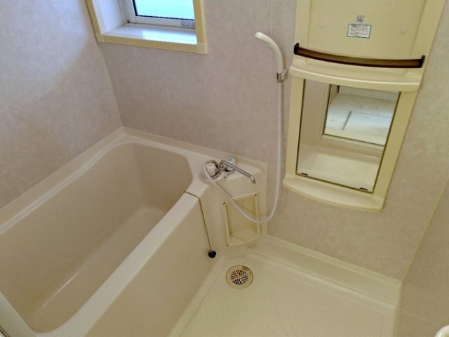 バス・シャワールーム　窓付きバスルーム