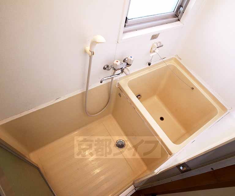 バス・シャワールーム　白基調のバスルームです・