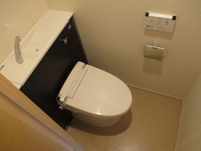 トイレ　トイレには快適な温水洗浄便座付です