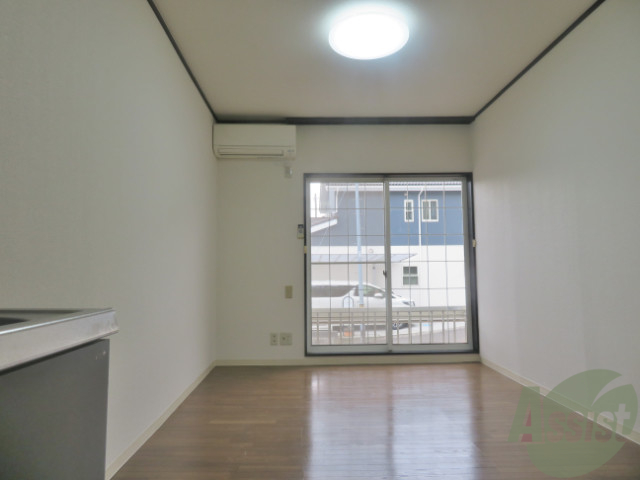 居室・リビング　白を基調とした壁紙で室内は広く感じますね！