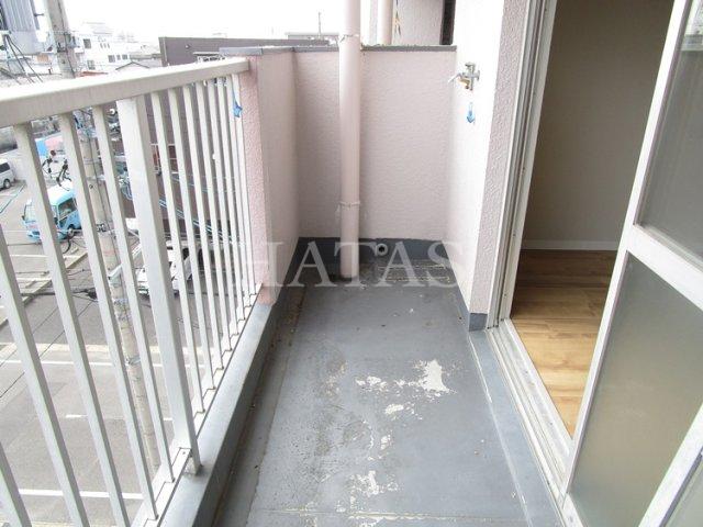 バルコニー　同物件別部屋になります。
