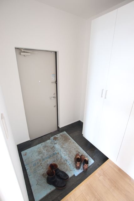 玄関　※他号室同間取り参考写真　建築中のお写真となります