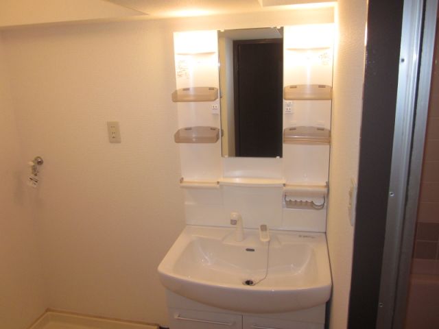 洗面設備　シャワー付の洗面台です