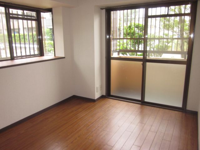 居室・リビング　角部屋で明るい室内です