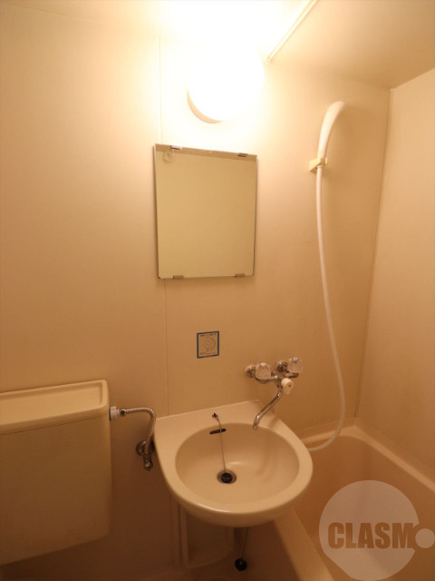 洗面設備　綺麗な鏡付きの洗面台