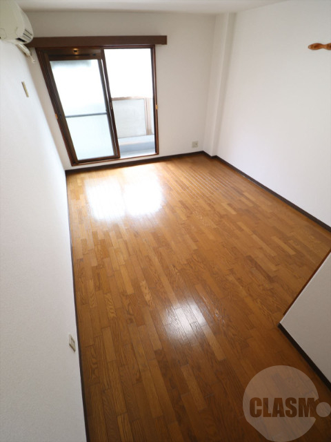 居室・リビング　８帖の洋室です