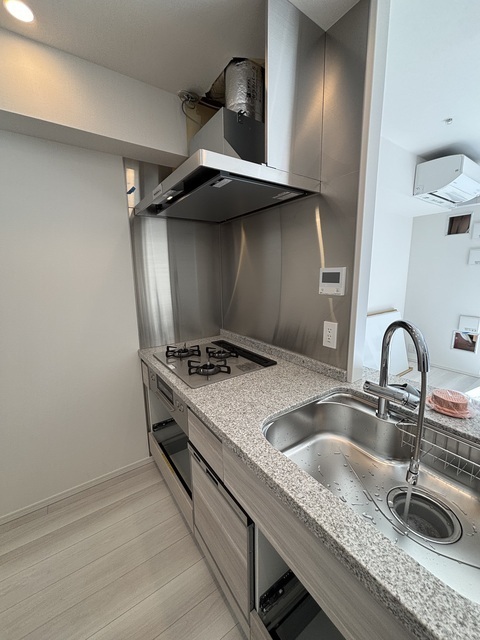 キッチン　キッチン天板には天然石を採用