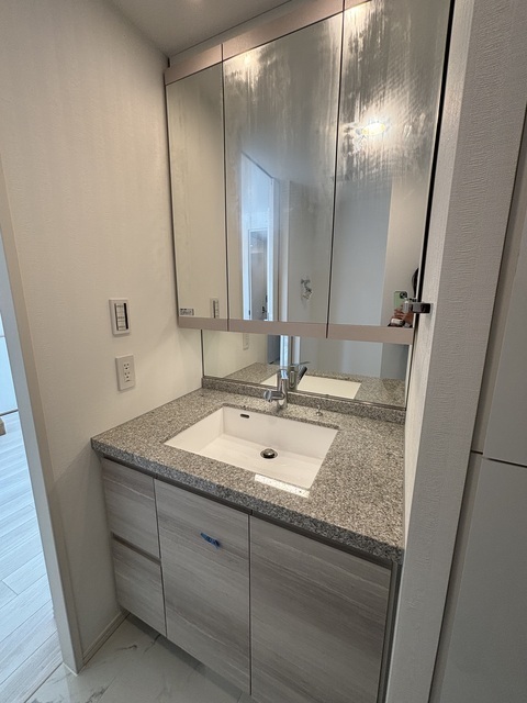 洗面設備　洗広々とした独立洗面化粧台