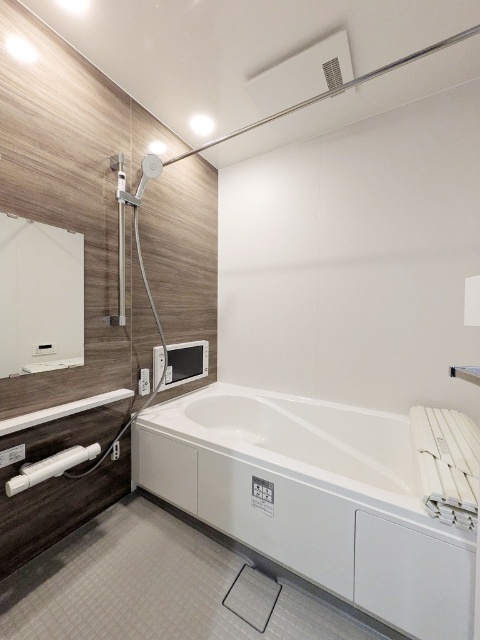 バス・シャワールーム　追い焚き・浴室乾燥機・浴室内ＴＶ付き※同間取同内装