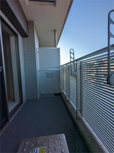 バルコニー　たっぷりとした収納スペースです